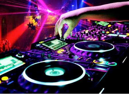 Được mệnh danh là “phù thủy” âm nhạc, DJ đang là nghề thu hút giới trẻ