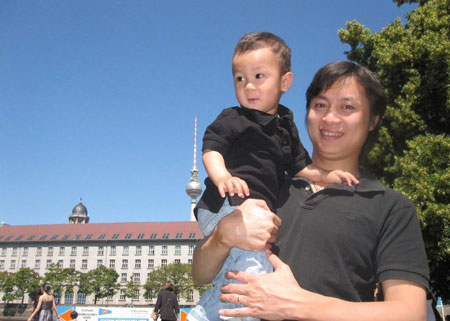 Nguyễn Thành Vinh hạnh phúc bên cạnh cậu con trai nhỏ
