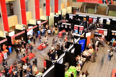Hội chợ việc làm của ĐH Macquarie thu hút được đông đảo sinh viên và nhà tuyển dụng