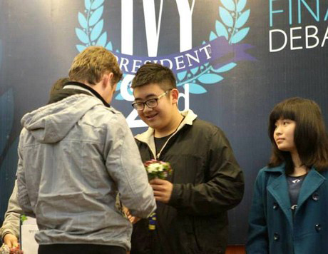 Xuân Thắng nhận giải thưởng vinh danh trong đêm CK “Ivy President 2nd”.